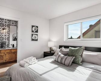 Spacious & Bright 3br + 3bth Near Ubc (Direct Road!) & Downtown - Vancouver