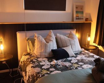 Mid century house in Central Franz location - Franz Josef Glacier - Bedroom