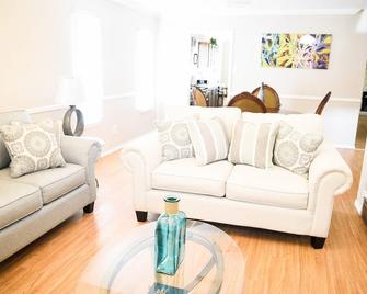 Comfort in Red Haven - Duncanville - Living room