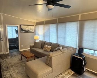Cozy Point Sebago Cottage - Casco - Living room