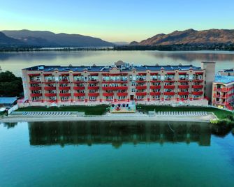 Holiday Inn & Suites Osoyoos By IHG - Osoyoos - Building