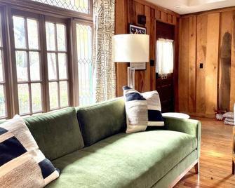 Cozy and comfortable. Just a few minutes walk to the Square and the University. - 牛津（密西西比州） - 客廳