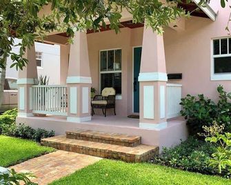 The Pink House - Bask in Style Steps from the Convention Center - West Palm Beach