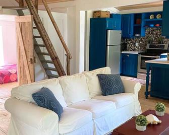Northern Retreat, 3br Rustic Cabin: Lakeview, Private Beach & Dock, Pet Friendly - South River - Living room