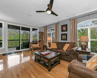 Amazing Mountain Falls Retreat 3br/2 - Lake Toxaway - Sala de estar