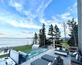 Mystical Beachfront Chalet , Hot tub , Sauna and Heated Container Pool - Dingwall - Balcony