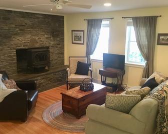 Comfortable and Peaceful Cooperstown 3 Bed / 2 Bath house with Screened-in Porch - Cooperstown - Living room