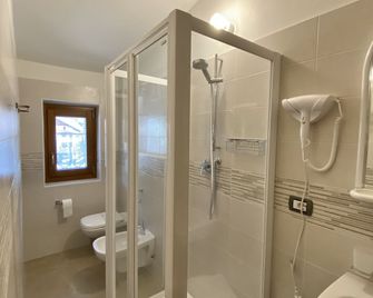 Casteluce Hotel Funivie - Pinzolo - Kylpyhuone