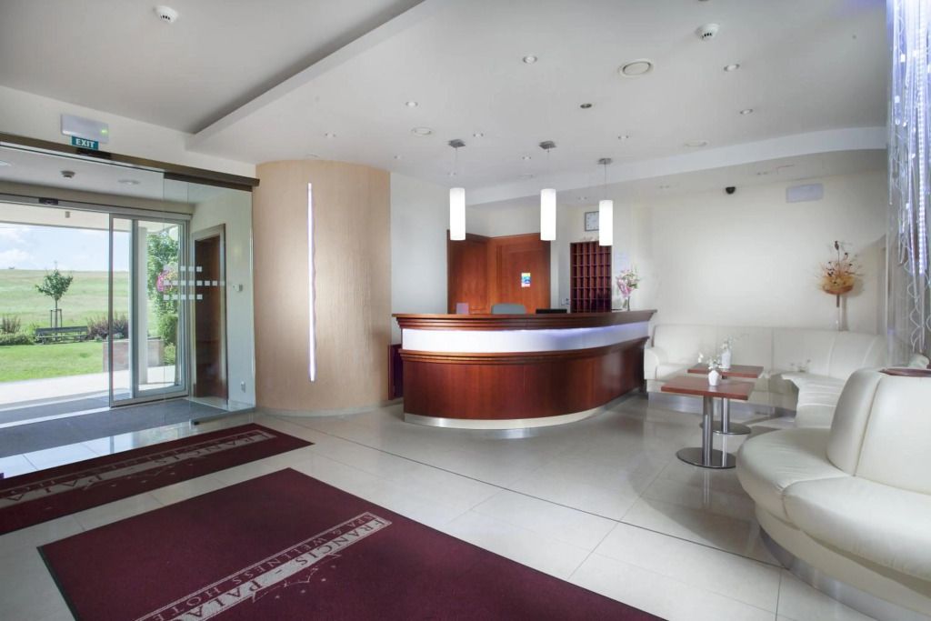 Francis Palace - פרנטישקובי לאזנה - דלפק קבלה