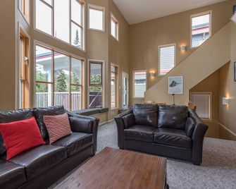 Amazing location right on the ski way - bright home with private hot tub - Vernon - Soggiorno