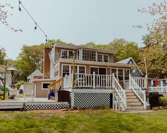 Lakefront; view of ski mountain, firepit, dock, kayaks, laundry, outdoor shower - Westminster - Edificio
