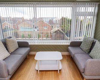 Barnacle Cove, Pet Friendly, Country Holiday Cottage In Beadnell - Beadnell - Living room