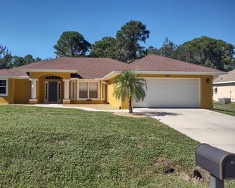 Heated Pool w/ 3 Bedroom, 2 and a Half Bath Home - North Port - Edificio