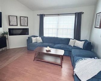 Central Madison Home with Bright Open Floorplan - Madison - Living room