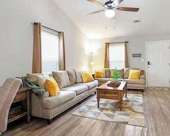Gorgeous Evans Retreat 11 Mi to Augusta! - Evans - Living room