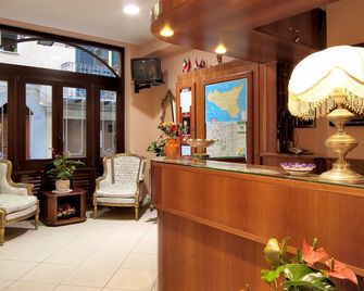 Hotel La Giara - Cefalú - Recepción