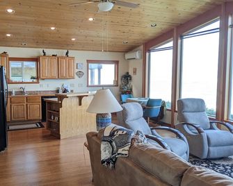 Stunning-Unimpeded Ocean, Beach, Bay, Bridge, & Peninsula Views w/ Beach Access! - Waldport - Sala de estar