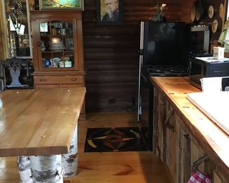 Cozy Family and Pet-Friendly Cabin Near Fife Lake, 5-minute drive. Camp fire - Fife Lake - Kitchen