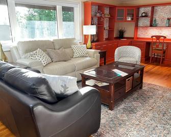 A Sunset Manor - Quispamsis