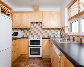 Kilkee Townhouse by Trident Holiday Homes - Kilkee - Kitchen
