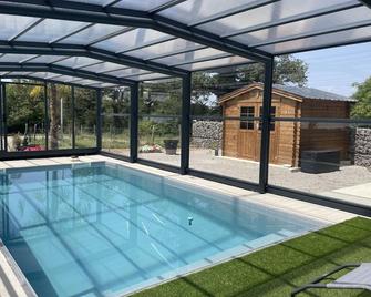 Gîte de charme rénové avec piscine chauffée à Couzon - FR-1-489-471 - Ygrande