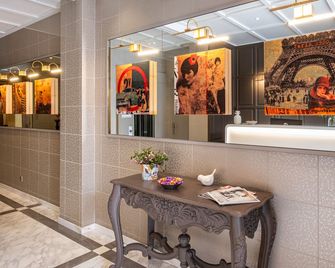 Hotel Terminus Orleans - Paris - Front desk
