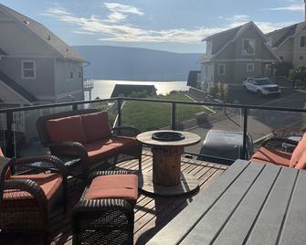 Cottage on the Lake with View of Lake - Fintry - Balcony