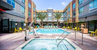 Home2 Suites by Hilton Carlsbad, CA - Carlsbad - Piscina