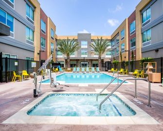 Home2 Suites by Hilton Carlsbad - קרלסבאד - בריכה