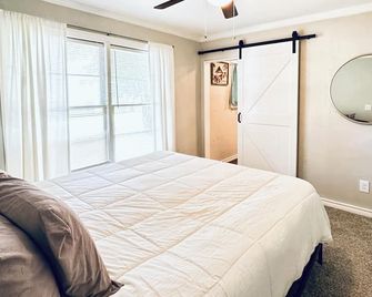 The Casino Cottage in Durant! Hotel Amenities, 2 Kings, 4mi to Casino, Sleeps 8 - Durant - Slaapkamer