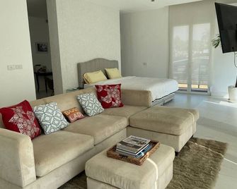 Modern Beachfront Luxury in Monrovia - Monrovia - Living room