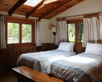 Stable Properties - Charming One Bedroom Cottage Steps Away From Lake Champlain - Westport - Habitación