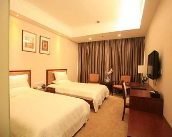 Greentree Inn Shanxi Jinzhong Jiexiu Railway Station Express Hotel - Jinzhong - Makuuhuone