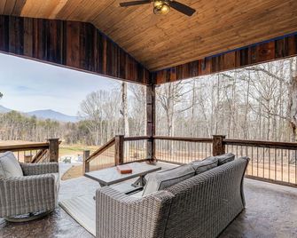 Serene Couple's Getaway w/ Mtn Views in Bedford! - Bedford - Balcón