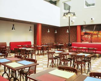 إيبيس لودز سنتروم - لودز - مطعم