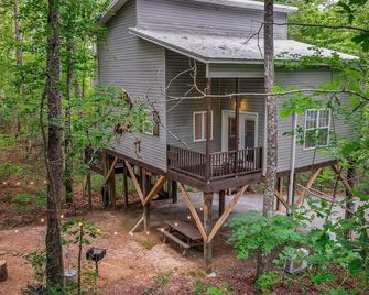 Serenity Escape Treehouse on 14 acres near Little River Canyon - Fort Payne