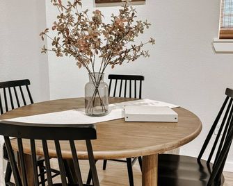 AirbnP: Luxury Pickleball Barndo, 5 mins to Choctaw, 15 mins to Lake Texoma - Durant - Dining room