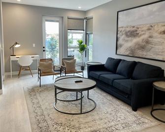 Parksville Sunrise Ridge Ocean Front Resort 2 bedroom 2.5 bath, Pool, hot tub! - Parksville - Living room