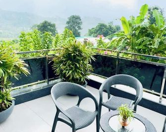 Lakes Nine - Bhimtal - Balkon