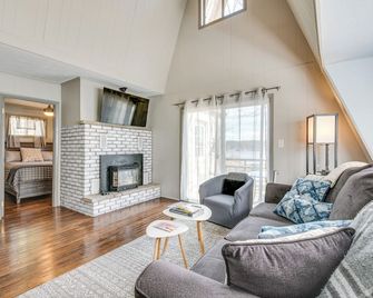 Dock and Sunroom Waterfront Home Near Kalahari! - Pocono Summit - Sala de estar