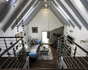 Wellness Relax Loft (70sqm) with integrated sauna, fireplace and private terrace - Tauberbischofsheim - Wohnzimmer