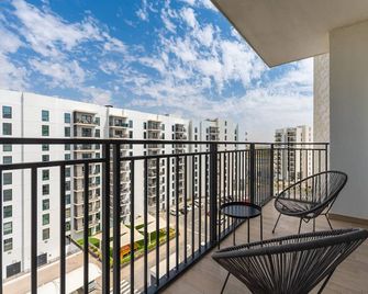 Maison Privee - Chic Apt on Yas Island cls to ALL Main Attractions - Mussafah - Balcón