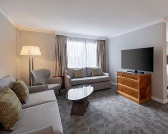 Delta Hotels by Marriott Heathrow Windsor - Slough - Living room