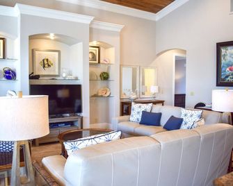 The Bahama House on Green Turtle Cay - Coco Bay beachfront - Green Turtle Cay - Living room
