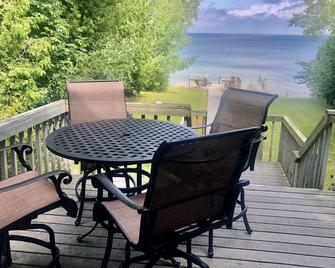\'Up north\' waterfront lodge on West Bay. Spacious deck with gas grill. - Suttons Bay - Patio