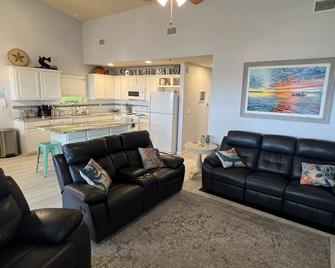 Water view condo in Port O' Connor that sleeps up to 6 - Port O'Connor - Living room
