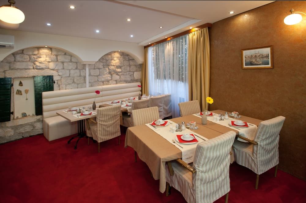 أوثينتك لاكشري روومز