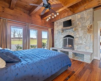 Charming 5-bedroom farmhouse in delightful Leesburg, sauna, jacuzzi, fire pit. - Leesburg - Sala de estar
