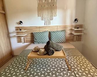 Villa Eliza: cozy,luxury 2' from the sea with TVs in every room,garden & BBQ - Nea Poteidaia - Ložnice