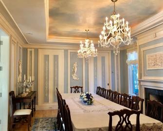 Unique Luxurious Gothic Castle, gorgeous views of lake/mountain 500 acre estate! - Rindge - Comedor